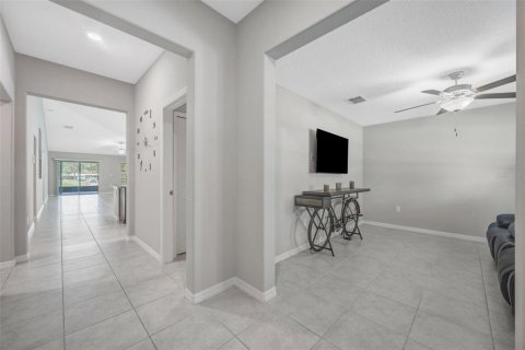 House in Ruskin, Florida 4 bedrooms, 237.55 sq.m. № 2212023 - photo 10