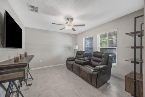 House in Ruskin, Florida 4 bedrooms, 237.55 sq.m. № 2212023 - photo 7