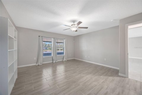 House in Ruskin, Florida 4 bedrooms, 237.55 sq.m. № 2212023 - photo 25
