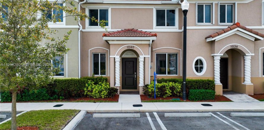 Adosado en Homestead, Florida 3 dormitorios, 120.96 m2 № 2029343