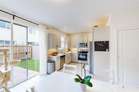 Adosado en venta en Homestead, Florida, 3 dormitorios, 120.96 m2 № 2029343 - foto 10