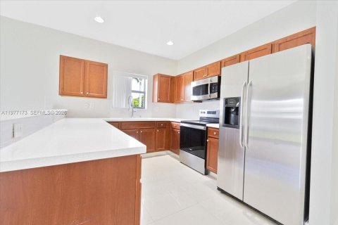 House in Miami, Florida 4 bedrooms, 176.42 sq.m. № 2041863 - photo 5