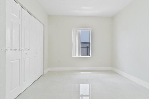 House in Miami, Florida 4 bedrooms, 176.42 sq.m. № 2041863 - photo 16