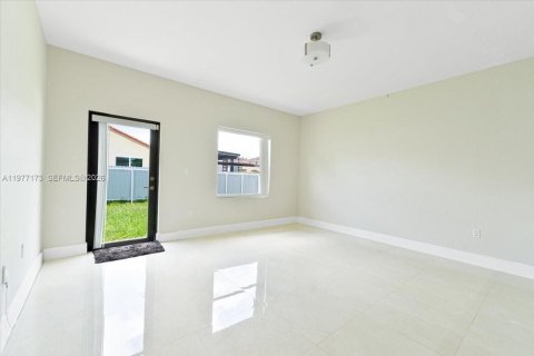 House in Miami, Florida 4 bedrooms, 176.42 sq.m. № 2041863 - photo 8