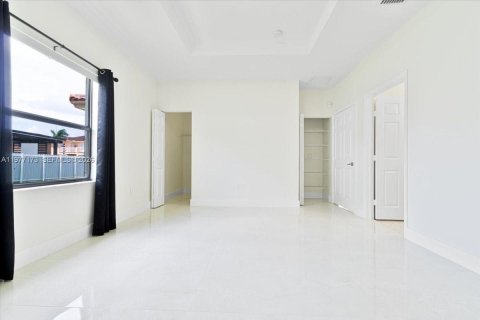 House in Miami, Florida 4 bedrooms, 176.42 sq.m. № 2041863 - photo 12