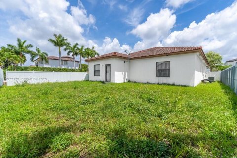 House in Miami, Florida 4 bedrooms, 176.42 sq.m. № 2041863 - photo 9