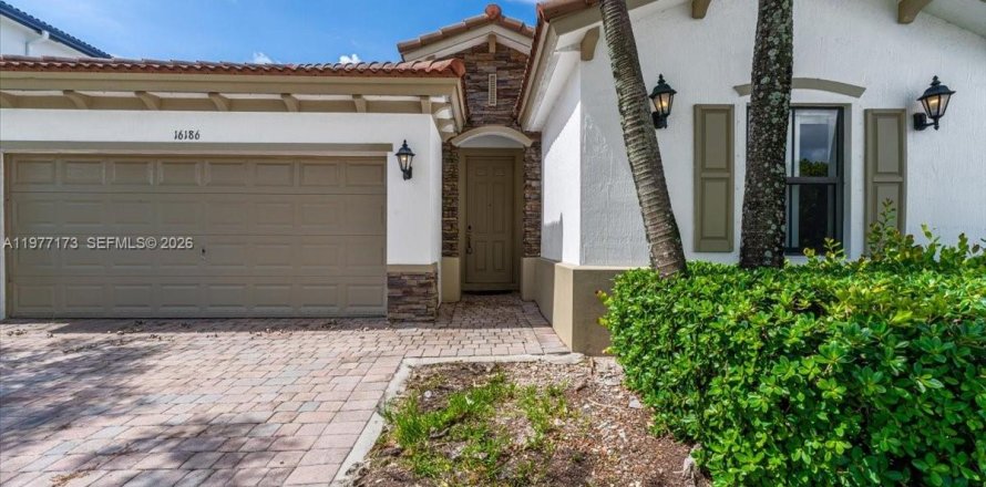 House in Miami, Florida 4 bedrooms, 176.42 sq.m. № 2041863