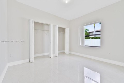 House in Miami, Florida 4 bedrooms, 176.42 sq.m. № 2041863 - photo 19