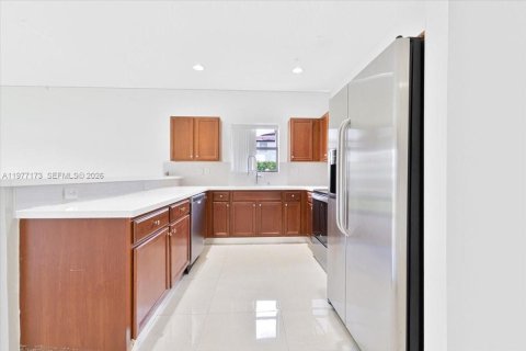 House in Miami, Florida 4 bedrooms, 176.42 sq.m. № 2041863 - photo 6