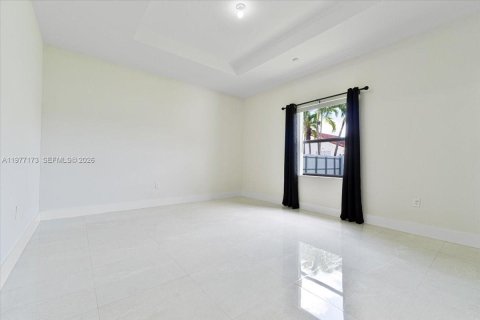 House in Miami, Florida 4 bedrooms, 176.42 sq.m. № 2041863 - photo 11