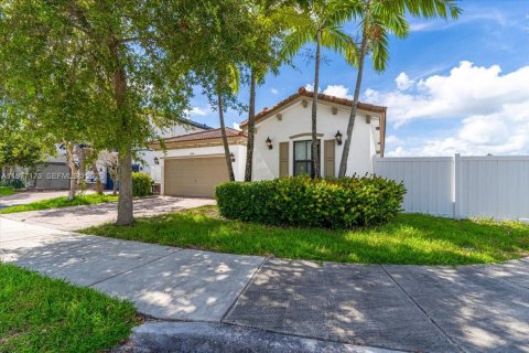 House in Miami, Florida 4 bedrooms, 176.42 sq.m. № 2041863 - photo 3