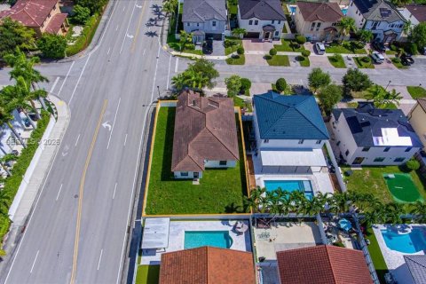 House in Miami, Florida 4 bedrooms, 176.42 sq.m. № 2041863 - photo 24