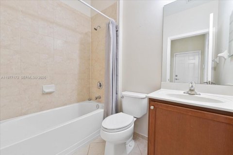 House in Miami, Florida 4 bedrooms, 176.42 sq.m. № 2041863 - photo 18