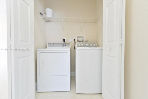 House in Miami, Florida 4 bedrooms, 176.42 sq.m. № 2041863 - photo 15