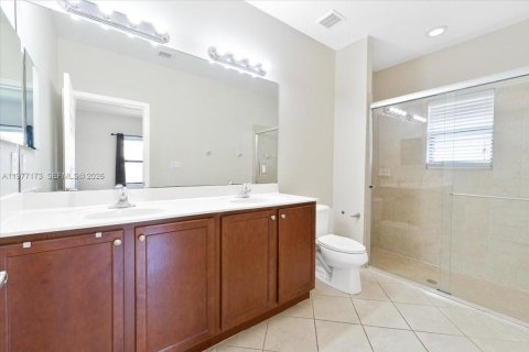 House in Miami, Florida 4 bedrooms, 176.42 sq.m. № 2041863 - photo 14