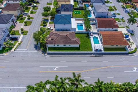 House in Miami, Florida 4 bedrooms, 176.42 sq.m. № 2041863 - photo 23