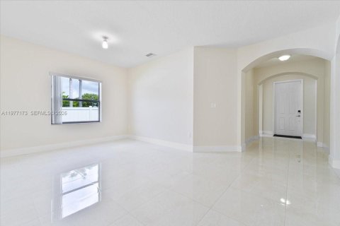 House in Miami, Florida 4 bedrooms, 176.42 sq.m. № 2041863 - photo 4