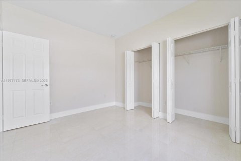 House in Miami, Florida 4 bedrooms, 176.42 sq.m. № 2041863 - photo 20