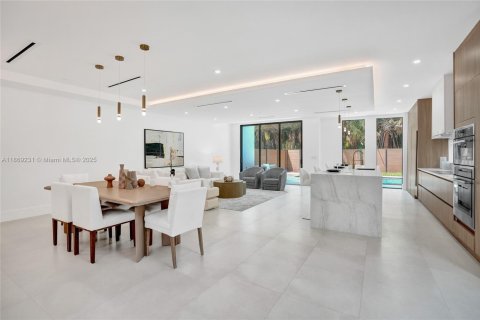 House in Fort Lauderdale, Florida 5 bedrooms, 282.52 sq.m. № 2036679 - photo 20