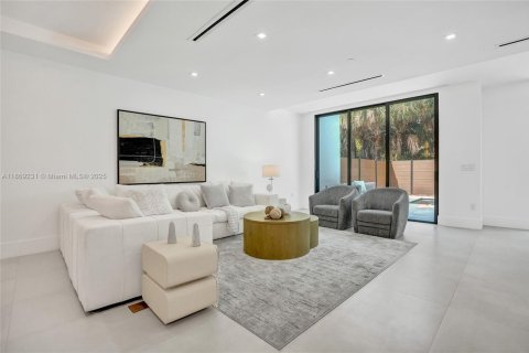 House in Fort Lauderdale, Florida 5 bedrooms, 282.52 sq.m. № 2036679 - photo 22