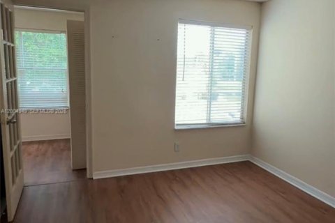 Condo in Sunrise, Florida, 1 bedroom № 2190417 - photo 5