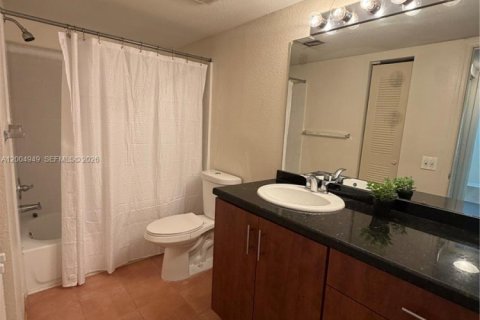 Condo in Sunrise, Florida, 1 bedroom № 2190417 - photo 2
