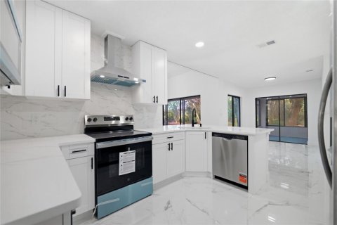 Villa ou maison à vendre à Tampa, Floride: 4 chambres, 234.11 m2 № 2427386 - photo 11