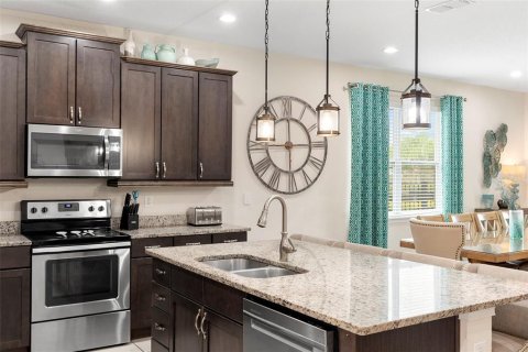House in Kissimmee, Florida 8 bedrooms, 335.56 sq.m. № 2215696 - photo 24