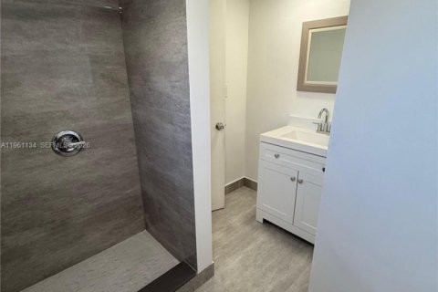 Condo in Miami, Florida, 3 bedrooms № 2026704 - photo 2