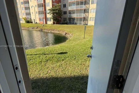 Condo in Miami, Florida, 3 bedrooms № 2026704 - photo 3