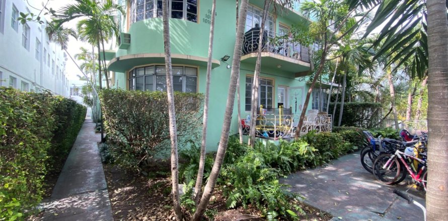 Commercial property in Miami Beach, Florida 672.24 sq.m. № 1051318