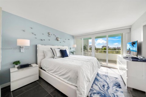 Condo in Miami Beach, Florida, 2 bedrooms  № 1976767 - photo 17