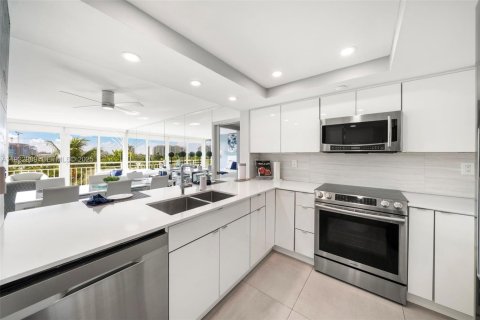 Condo in Miami Beach, Florida, 2 bedrooms  № 1976767 - photo 5