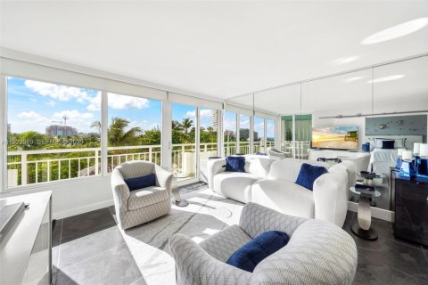 Condo in Miami Beach, Florida, 2 bedrooms  № 1976767 - photo 13