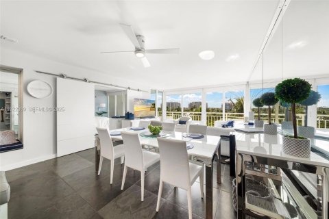 Condo in Miami Beach, Florida, 2 bedrooms  № 1976767 - photo 10