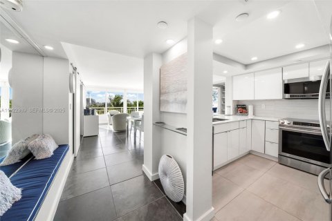 Condo in Miami Beach, Florida, 2 bedrooms  № 1976767 - photo 4