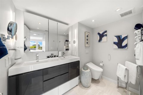 Condo in Miami Beach, Florida, 2 bedrooms  № 1976767 - photo 22