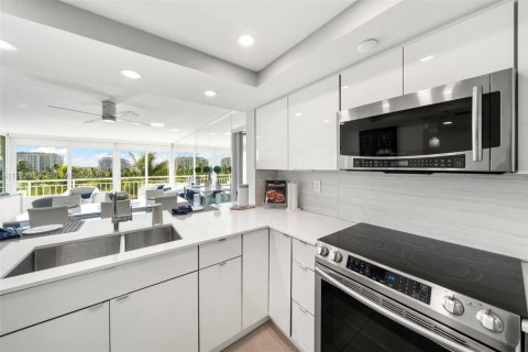 Condo in Miami Beach, Florida, 2 bedrooms  № 1976767 - photo 6