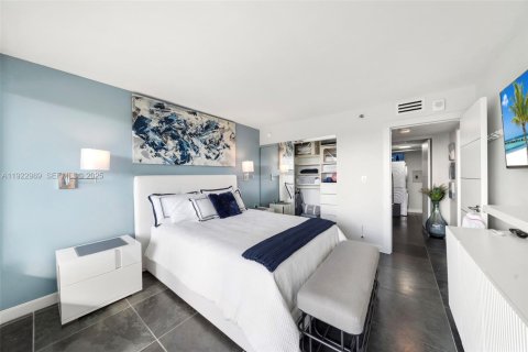 Condo in Miami Beach, Florida, 2 bedrooms  № 1976767 - photo 29