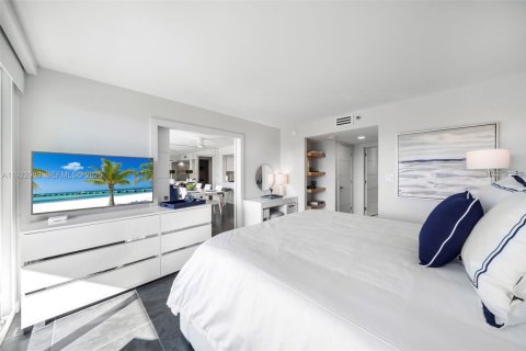 Condo in Miami Beach, Florida, 2 bedrooms  № 1976767 - photo 15