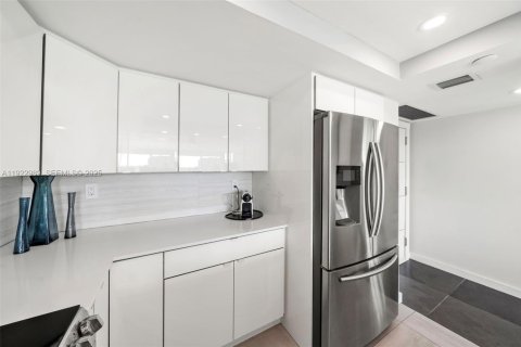 Condo in Miami Beach, Florida, 2 bedrooms  № 1976767 - photo 7