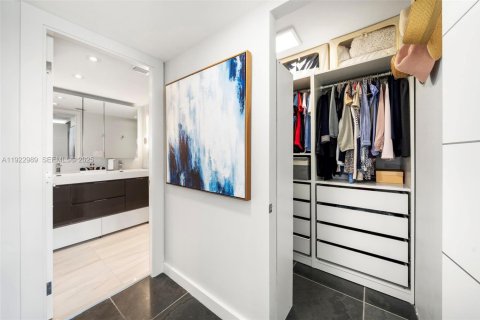 Condo in Miami Beach, Florida, 2 bedrooms  № 1976767 - photo 20