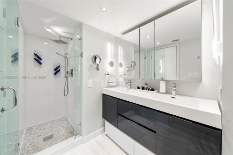 Condo in Miami Beach, Florida, 2 bedrooms  № 1976767 - photo 21