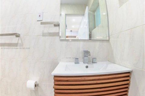 Casa en venta en Dania Beach, Florida, 5 dormitorios, 123.19 m2 № 1970580 - foto 18