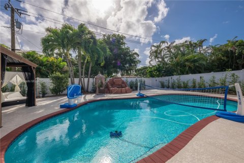 Casa en venta en Dania Beach, Florida, 5 dormitorios, 123.19 m2 № 1970580 - foto 2