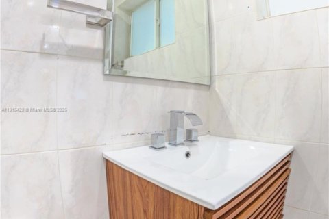 Casa en venta en Dania Beach, Florida, 5 dormitorios, 123.19 m2 № 1970580 - foto 17