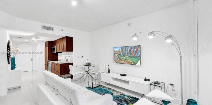 Estudio en el Condominio en Miami, Florida № 1955773