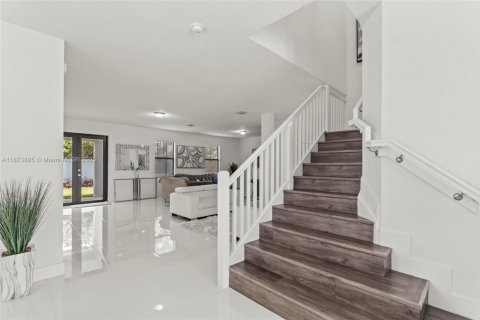 House in Miami, Florida 5 bedrooms, 320.42 sq.m. № 1927769 - photo 19