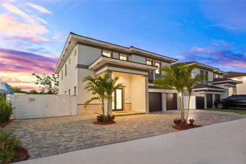 House in Miami, Florida 5 bedrooms, 320.42 sq.m. № 1927769 - photo 3