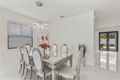 House in Miami, Florida 5 bedrooms, 320.42 sq.m. № 1927769 - photo 18